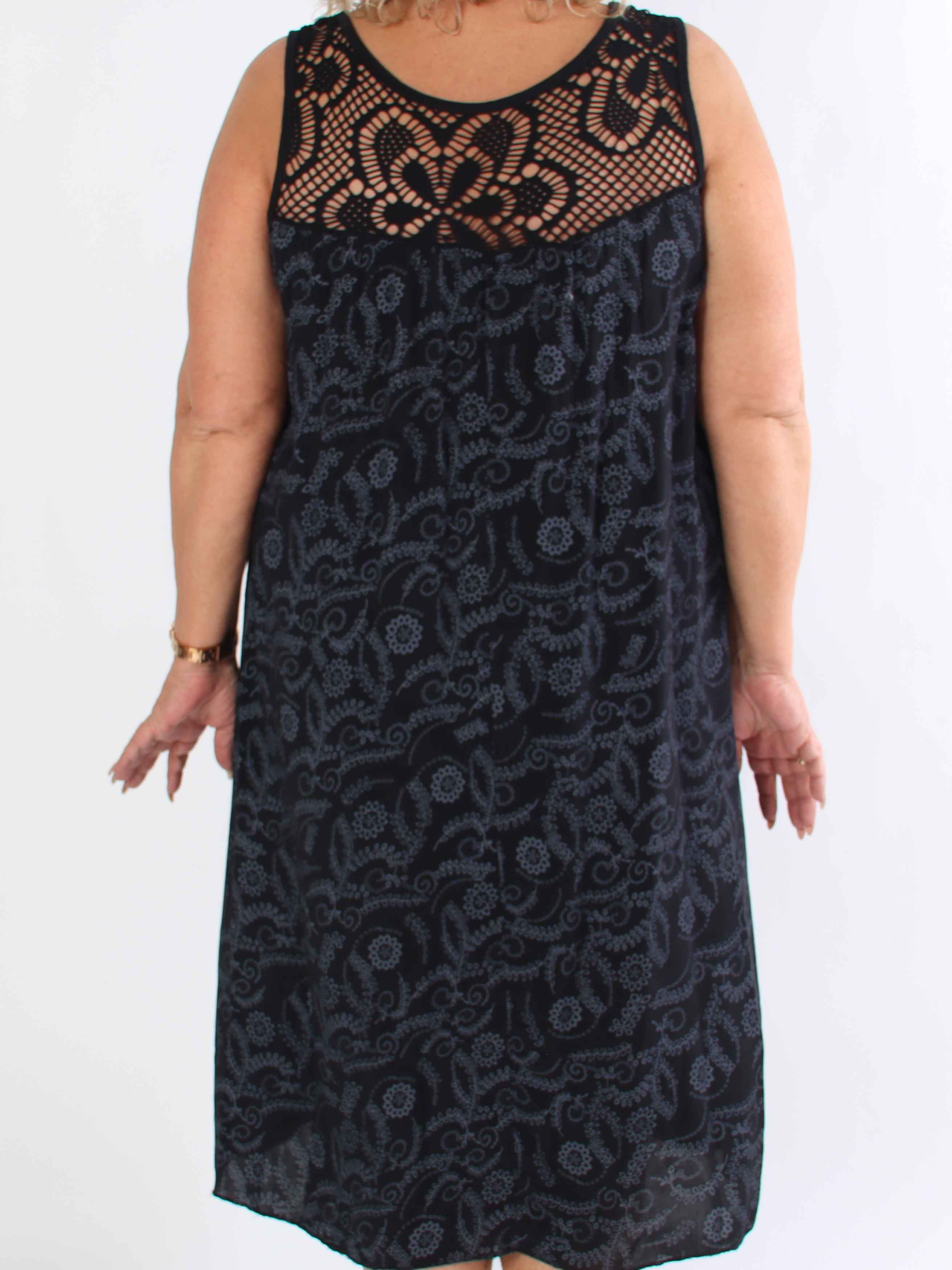 Florence - Plus size Klänning i viskos med mjuka hålmönstrade remmar